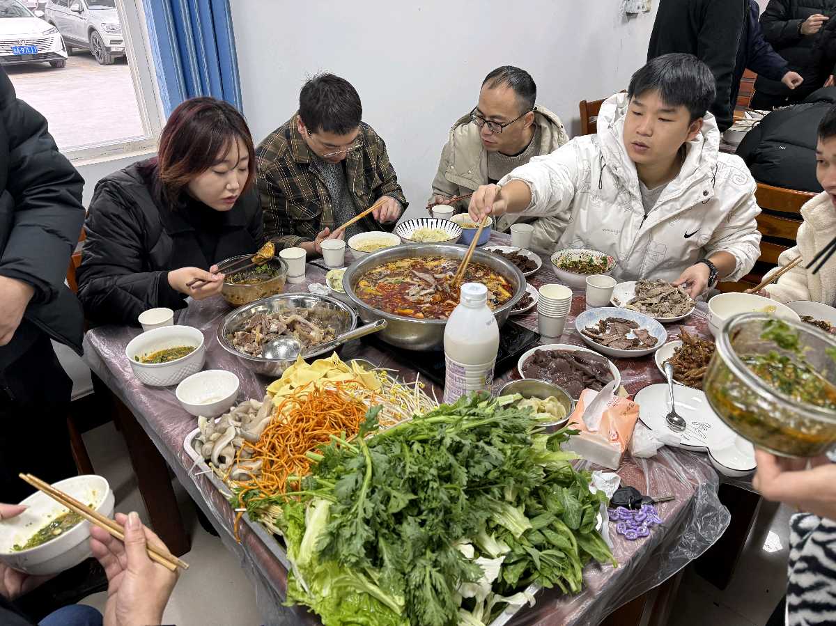 「新闻特写」包饺子，宰全羊，过冬至（图15）