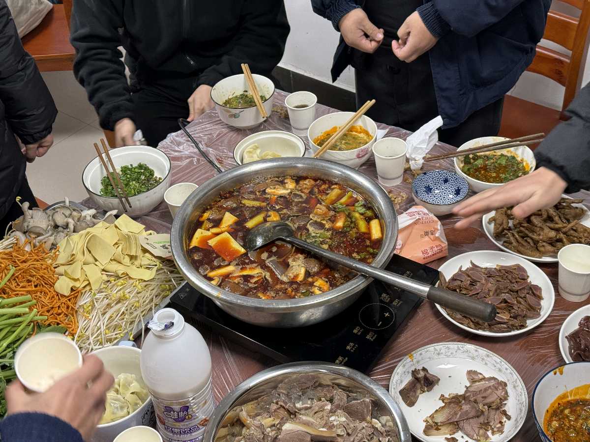 「新闻特写」包饺子，宰全羊，过冬至（图13）