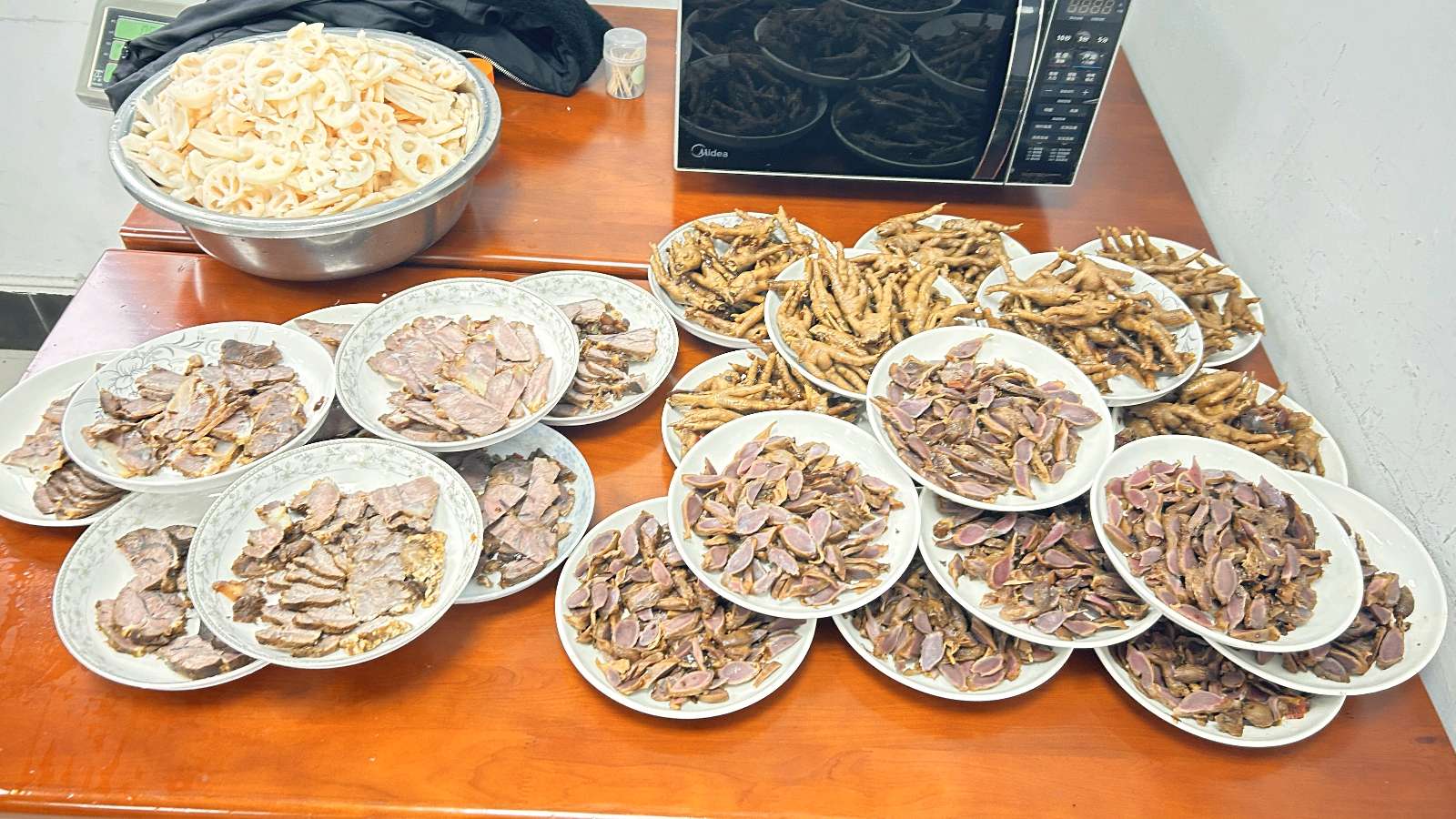 「新闻特写」包饺子，宰全羊，过冬至（图11）