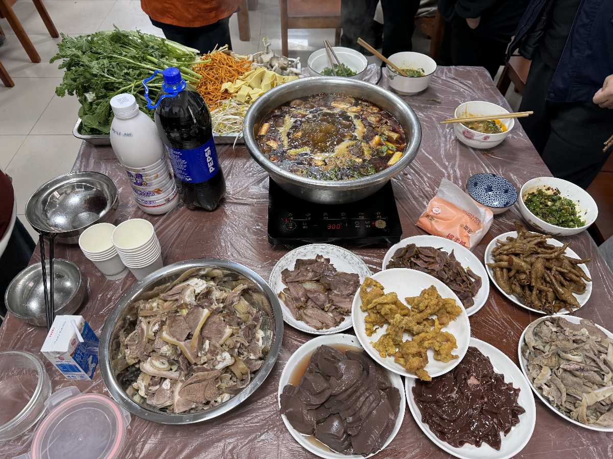 「新闻特写」包饺子，宰全羊，过冬至（图12）