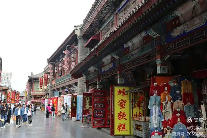 东方书剑的《七绝•过曲阜孔庙文化街》