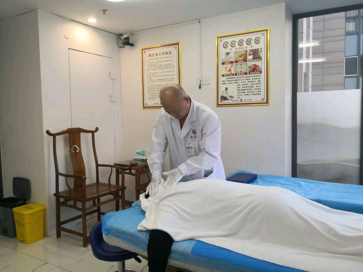 马新存一行深入丞善堂国医馆进行实地考察与交流（图2）