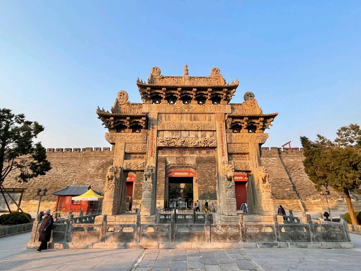 东方书剑的《殿前欢•泰安岱庙寄怀》