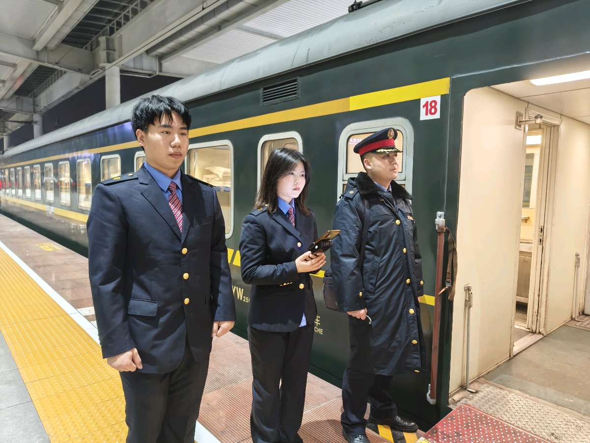 「首战春运」“旅客，我们接你回家过年！”（图10）