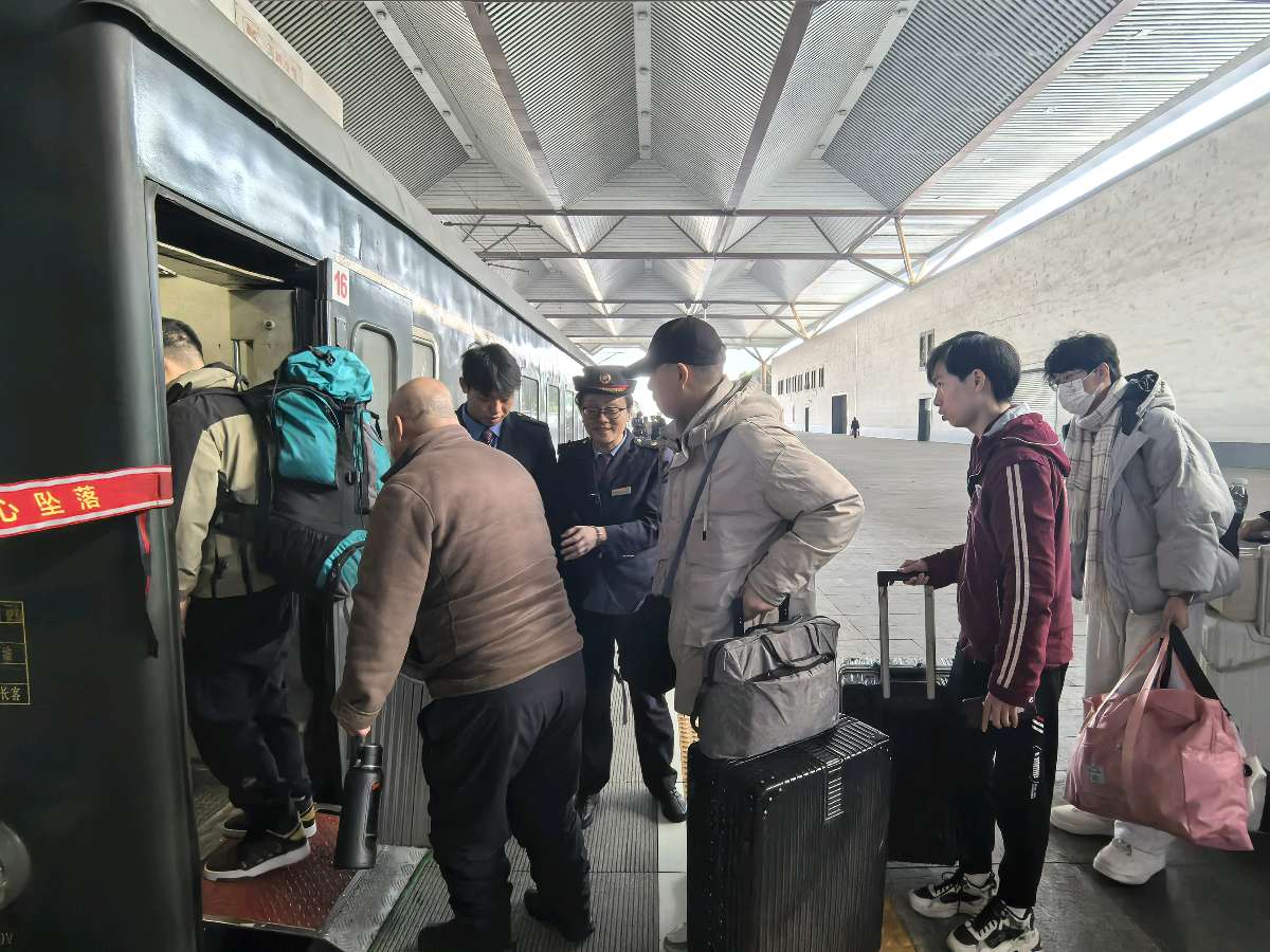 「首战春运」“旅客，我们接你回家过年！”（图4）