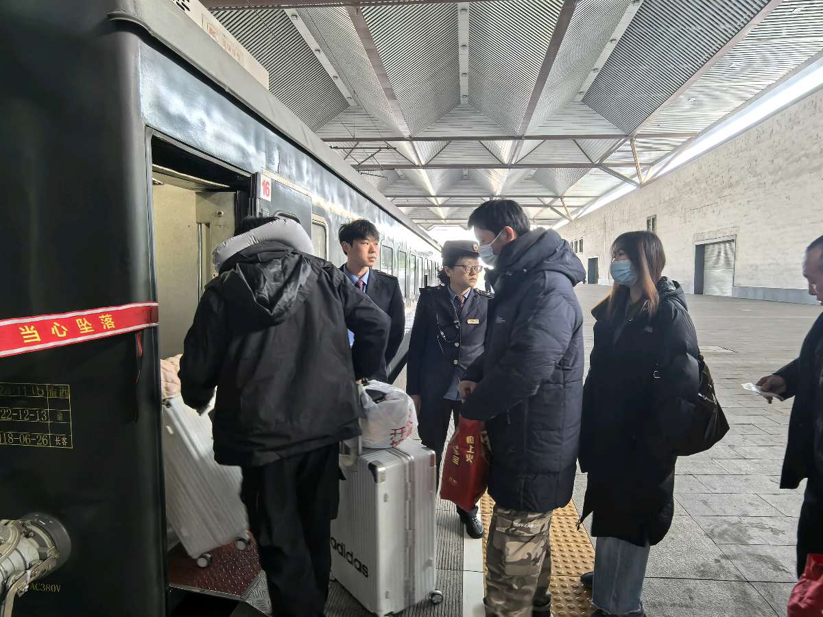 「首战春运」“旅客，我们接你回家过年！”（图13）