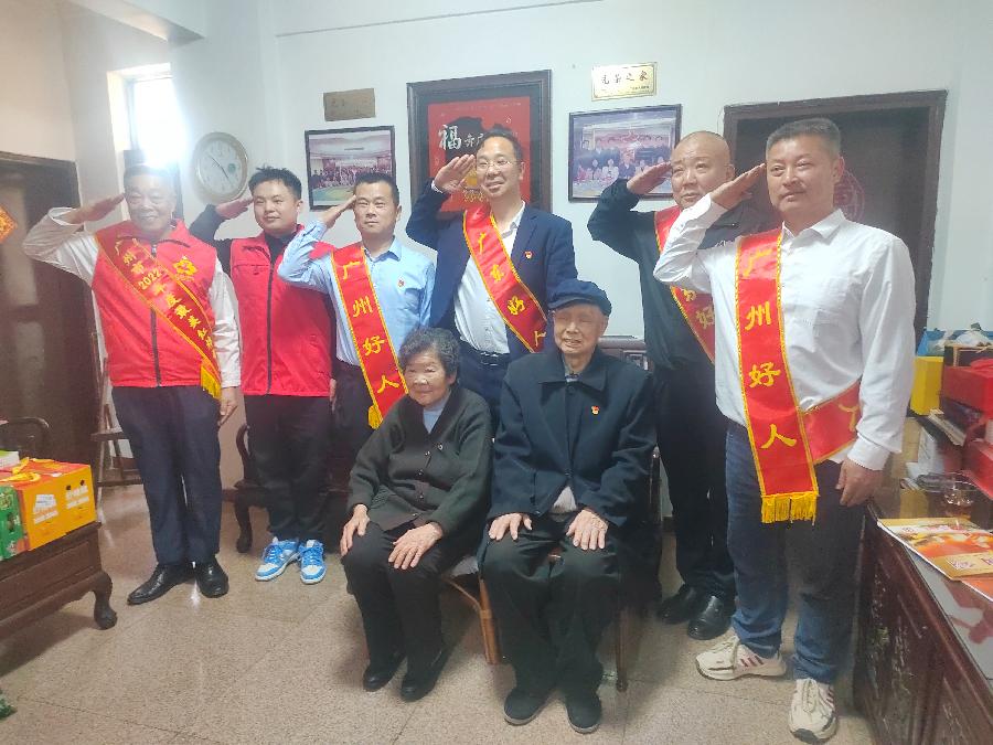 国好人公益团队慰问解放战争老英雄王朝(图3)