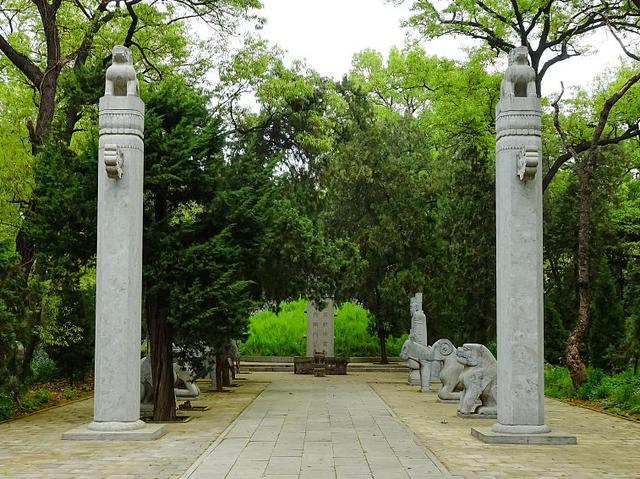 东方书剑的《【正宫•白鹤子】曲阜三孔游》