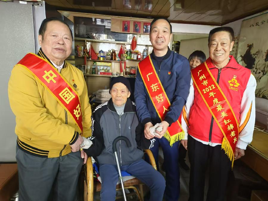 上门慰问退役军人 服务民生温暖人心（图2）