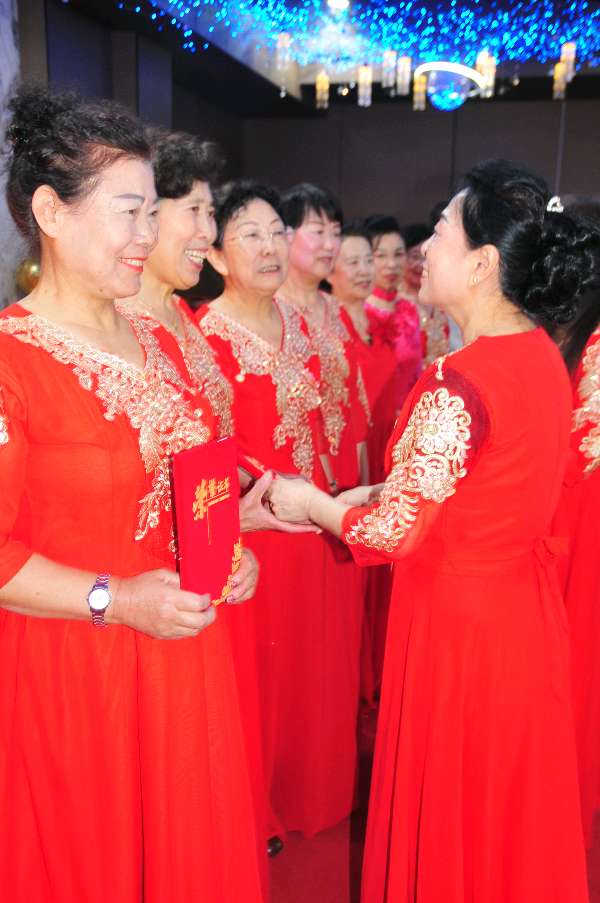 （照片版之一）诵读浪潮势不可挡诵读人数不断刷新——天鹅湖朗诵队2024年总结表彰大会纪实（图4）