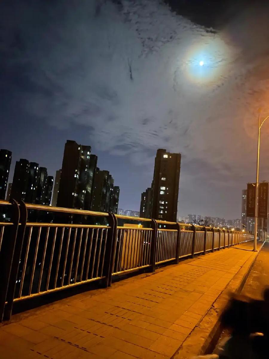 华万里：《夜之美人》海外头条（图5）
