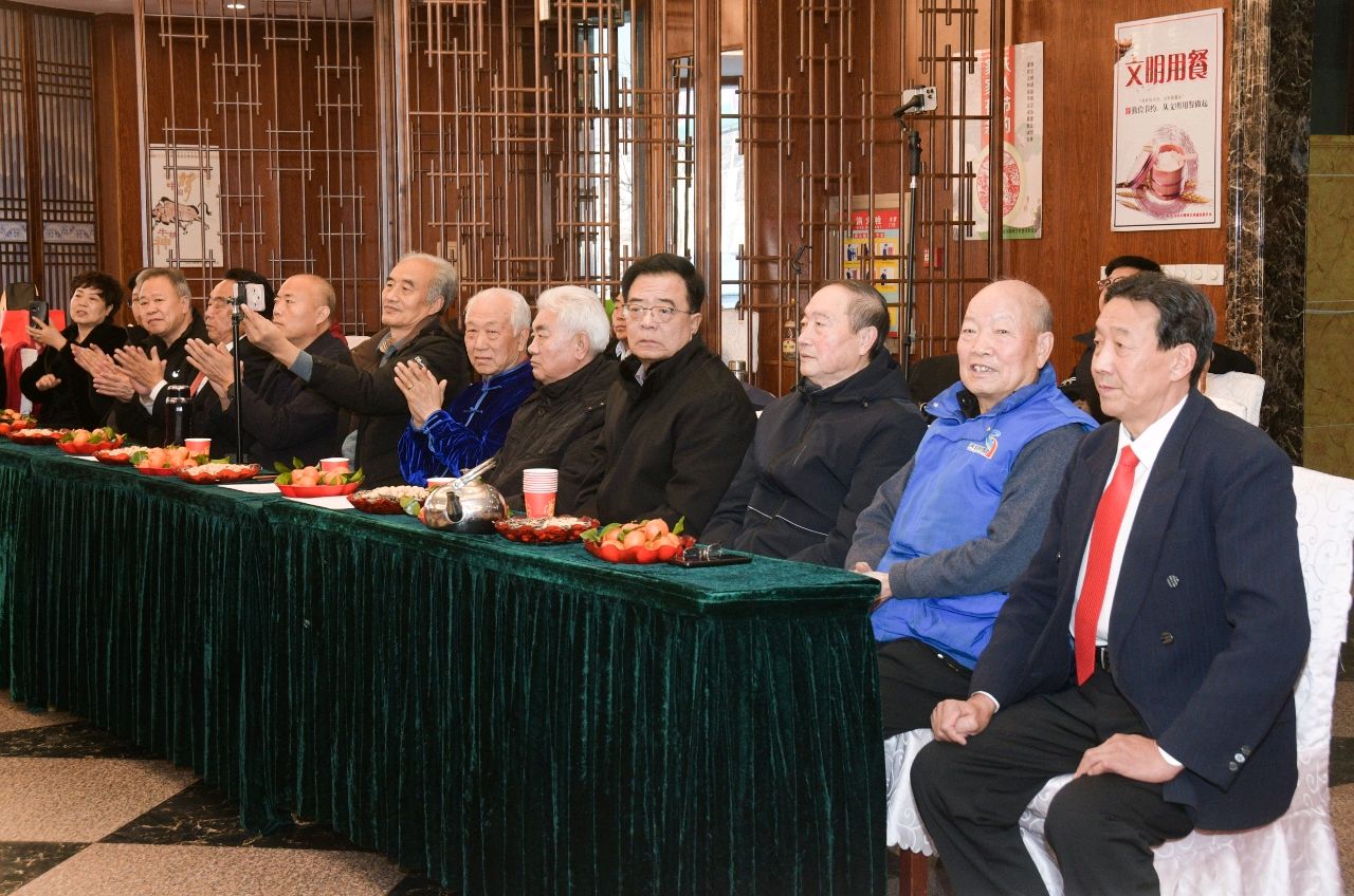 特刊：金秋歌舞团与红太阳文艺团春节联谊会| 市老年体协|市老年大学|市电视台|国欣棉业|中华诗经阁|翔龙酒店等领导们参加|中华诗经阁副社长白公平即兴赋联（图24）
