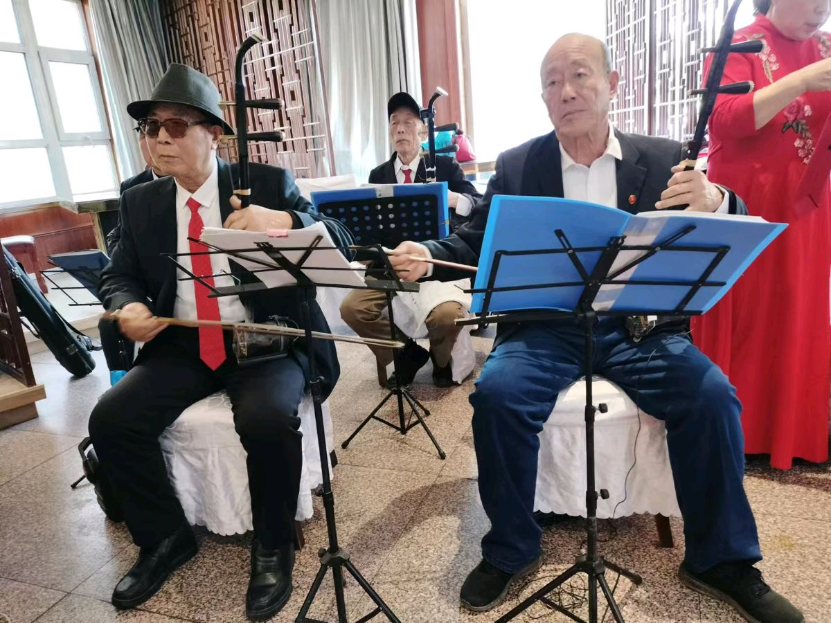 特刊：金秋歌舞团与红太阳文艺团春节联谊会| 市老年体协|市老年大学|市电视台|国欣棉业|中华诗经阁|翔龙酒店等领导们参加|中华诗经阁副社长白公平即兴赋联（图45）