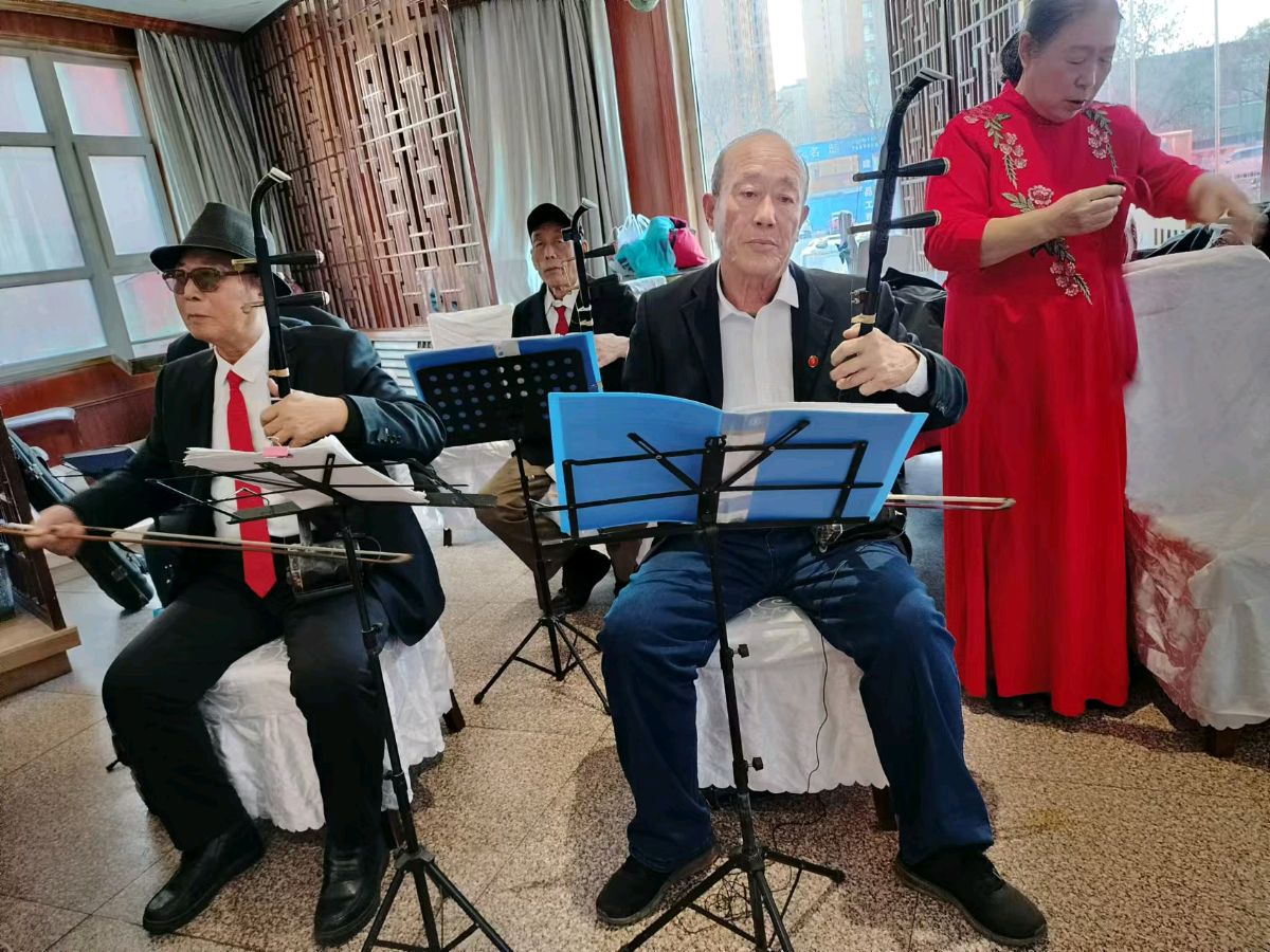 特刊：金秋歌舞团与红太阳文艺团春节联谊会| 市老年体协|市老年大学|市电视台|国欣棉业|中华诗经阁|翔龙酒店等领导们参加|中华诗经阁副社长白公平即兴赋联（图43）