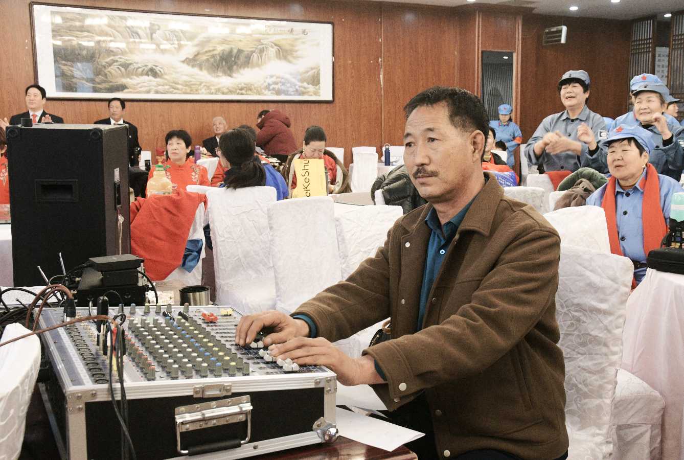 特刊：金秋歌舞团与红太阳文艺团春节联谊会| 市老年体协|市老年大学|市电视台|国欣棉业|中华诗经阁|翔龙酒店等领导们参加|中华诗经阁副社长白公平即兴赋联（图13）
