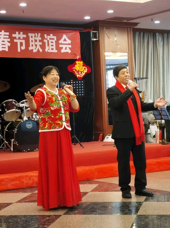 特刊：金秋歌舞团与红太阳文艺团春节联谊会| 市老年体协|市老年大学|市电视台|国欣棉业|中华诗经阁|翔龙酒店等领导们参加|中华诗经阁副社长白公平即兴赋联（图66）