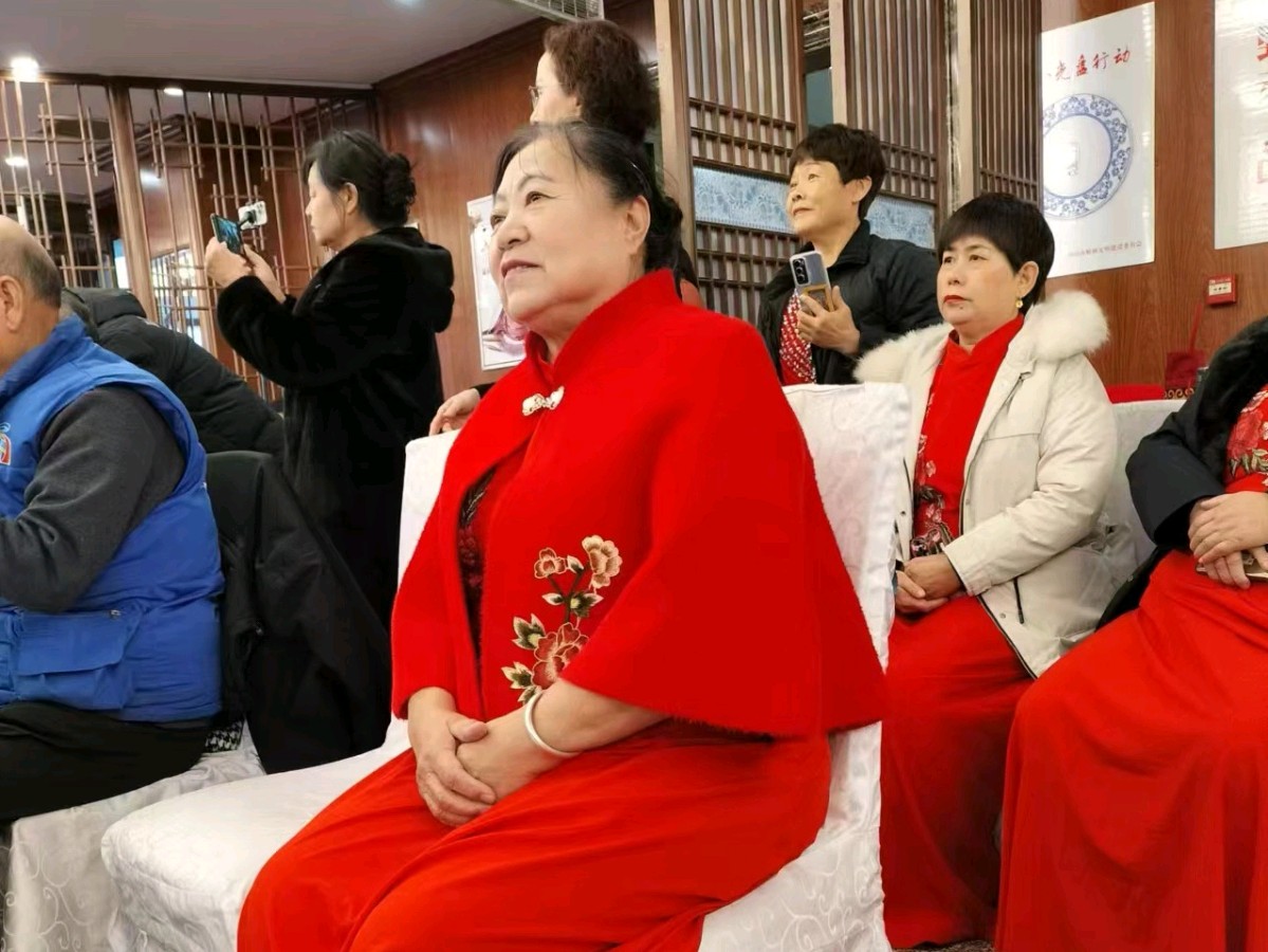 特刊：金秋歌舞团与红太阳文艺团春节联谊会| 市老年体协|市老年大学|市电视台|国欣棉业|中华诗经阁|翔龙酒店等领导们参加|中华诗经阁副社长白公平即兴赋联（图10）