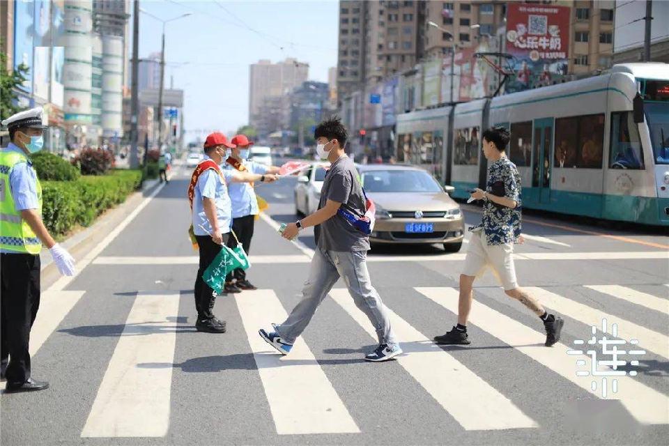 李子树：《匆匆的行人与蚁穴》海外头条（图5）