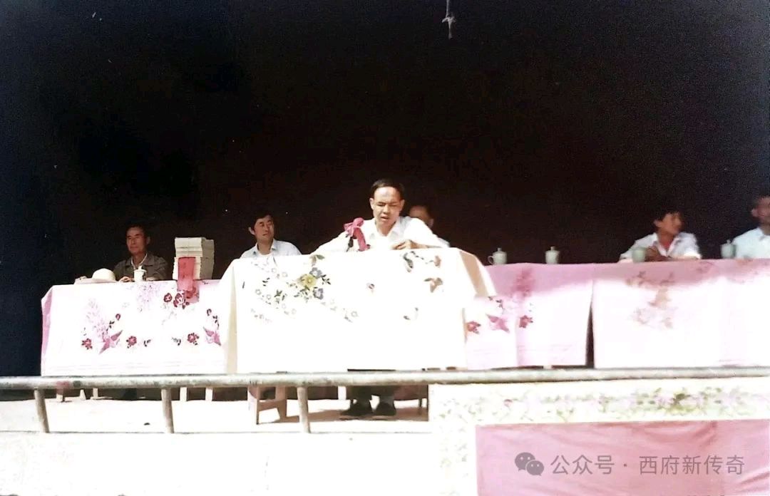 纪实文学《乡魂2—贾村塬人物》选载(12):《仲天银:40年坚守演绎乡村教育工作者的平凡与伟大》●原创 吴万哲(陕西宝鸡)来源公众号:西府新传奇(图2)