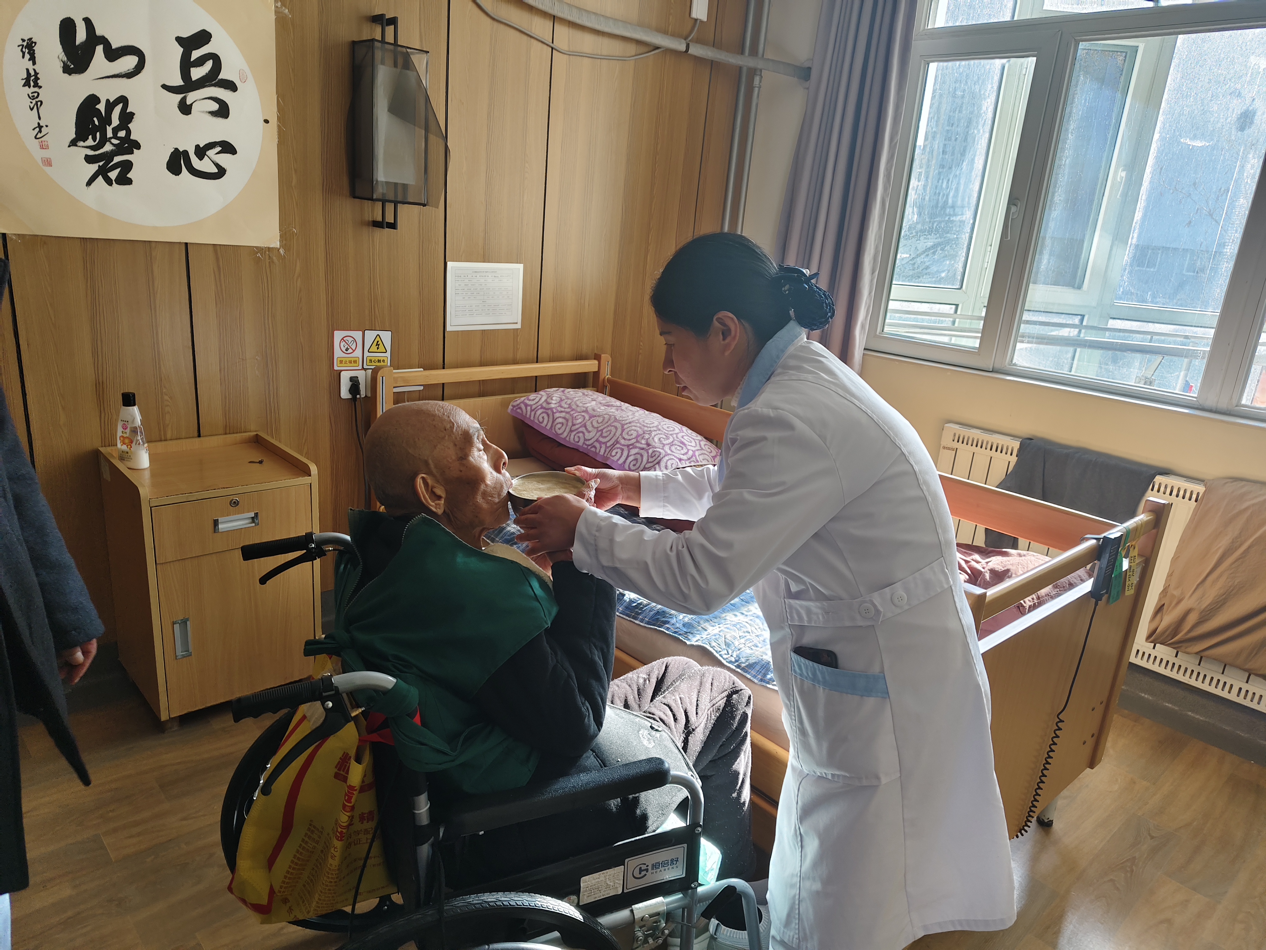 山东健康集团济宁頣养中心二楼，一幕惊人的画面正在上演（图3）