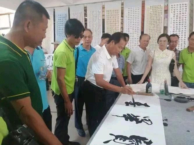 中国书画，【徐清雄】海南最有名的书画院海南吴门八雅书画院副院长‌徐清雄，字晗雄，号八雅堂居士，1966年出生于海南省陵水县椰林镇，是海南省书法家协会会员，