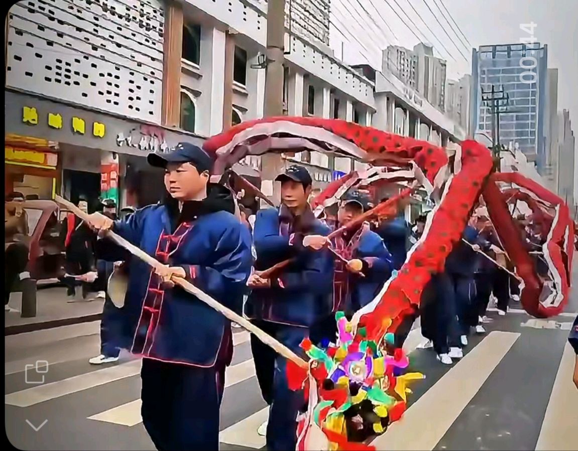 CCTV央视华人栏目组记者子阳报道：湖北黄冈新春龙灯巡游迎新春活动。舞龙舞狮黄梅戏等传统民俗节目齐上阵，活动气势磅礴！热闹非凡！线上线下千万人围观！（图28）