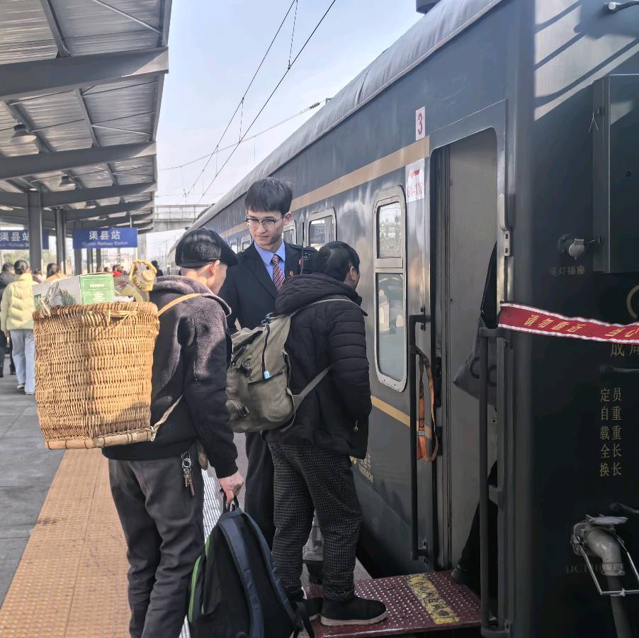 「春运快报」团旗在春运列车上高高高飘扬‖涪陵工务段关团联手兵分三路节后持续战春运（图10）