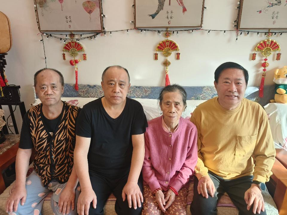 我们把青春留给了岁月：(姐弟篇)《梅的诉说》与《无悔人生》作者||玉兰·战飞｜海外头条（图6）