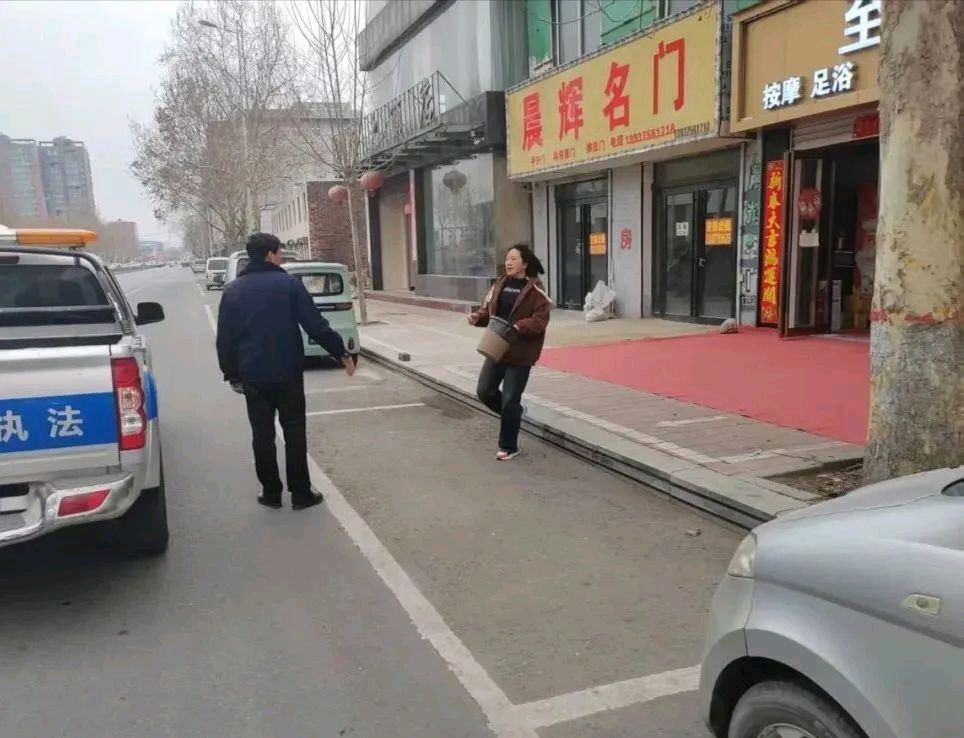 公共车位被占用 城管整治再发力