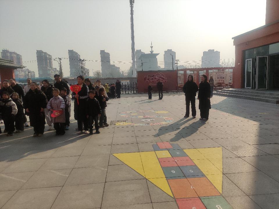 亲子同心,快乐同行——南和区幸福小学地画游戏亲子大闯关活动纪实(图2)