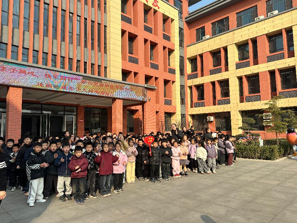 亲子同心，快乐同行——南和区幸福小学地画游戏亲子大闯关活动纪实（图3）