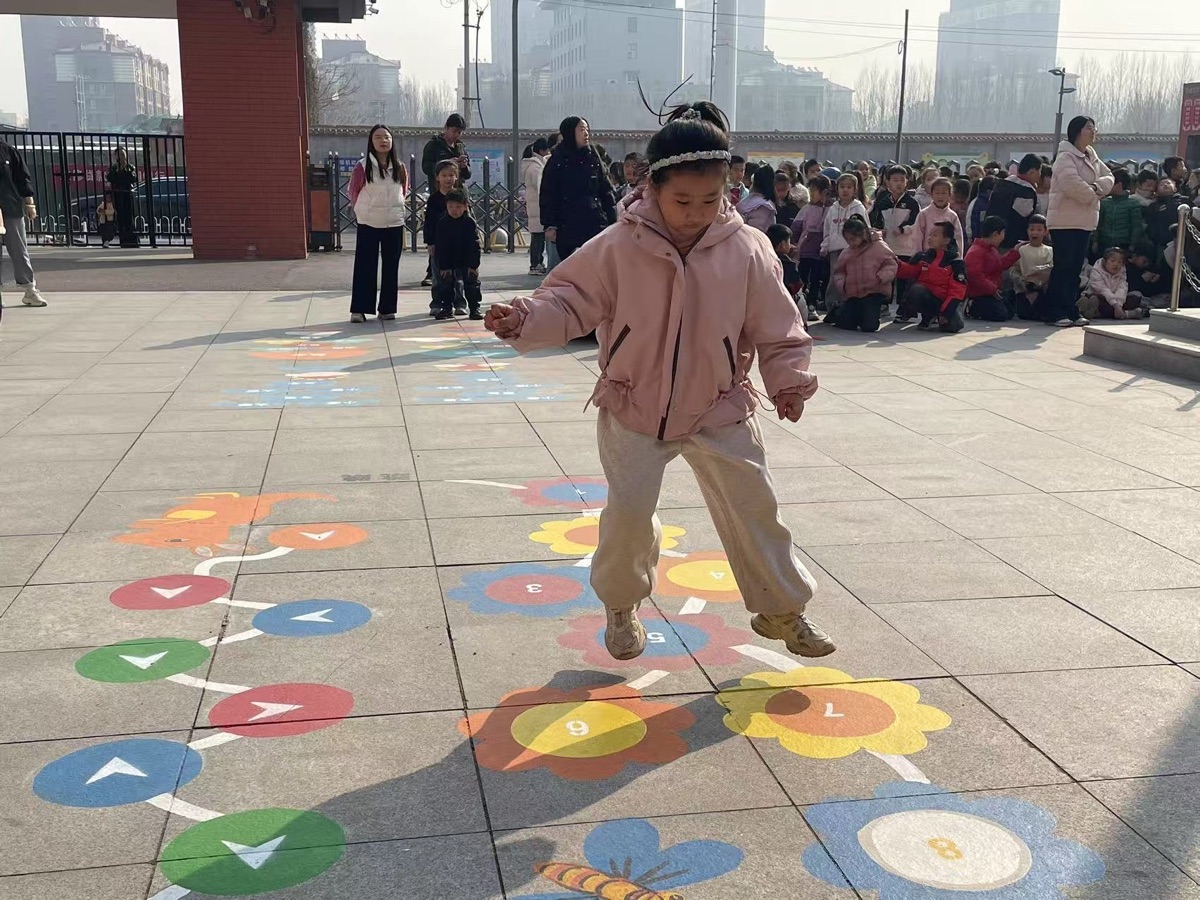 亲子同心，快乐同行——南和区幸福小学地画游戏亲子大闯关活动纪实（图8）