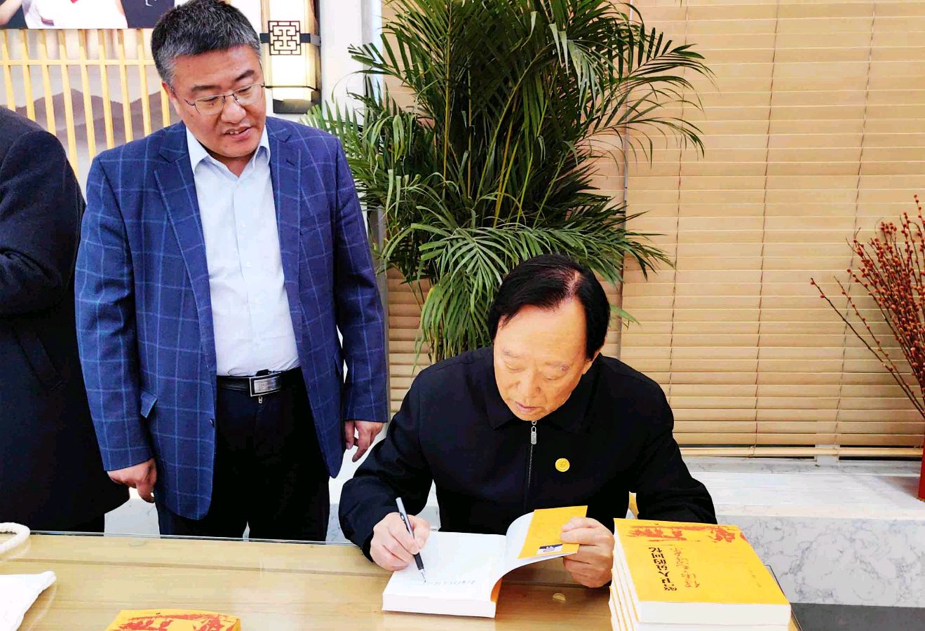 毛主席警卫尹月林到北京市海淀区民族小学讲述领袖读书的故事（图8）