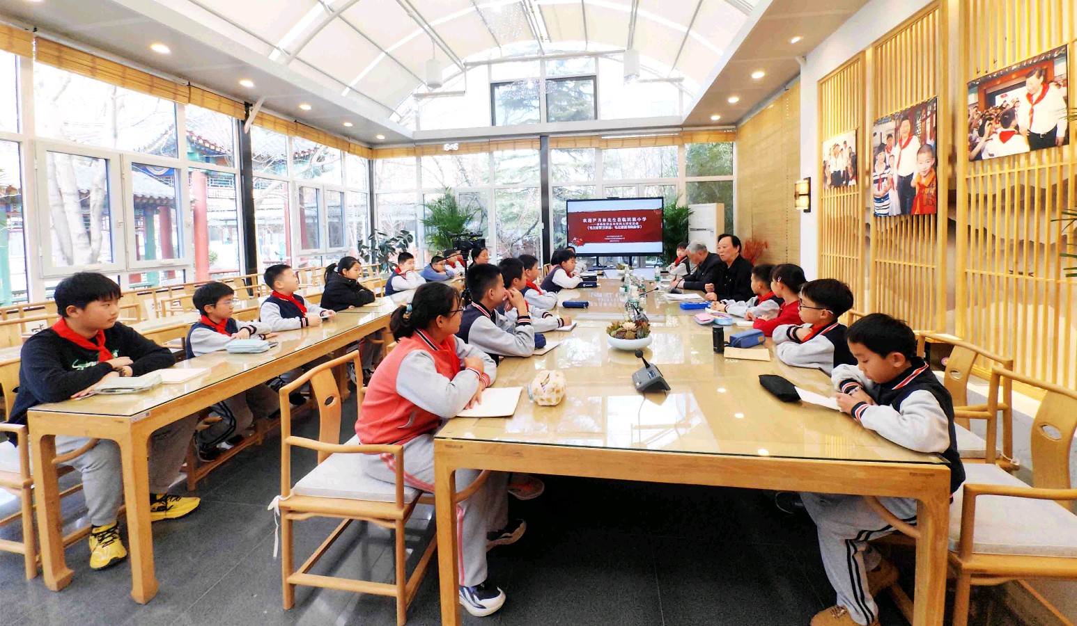 毛主席警卫尹月林到北京市海淀区民族小学讲述领袖读书的故事（图4）