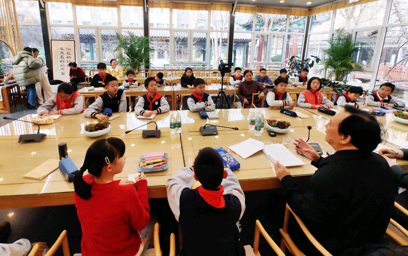 毛主席警卫尹月林到北京市海淀区民族小学讲述领袖读书的故事（图3）