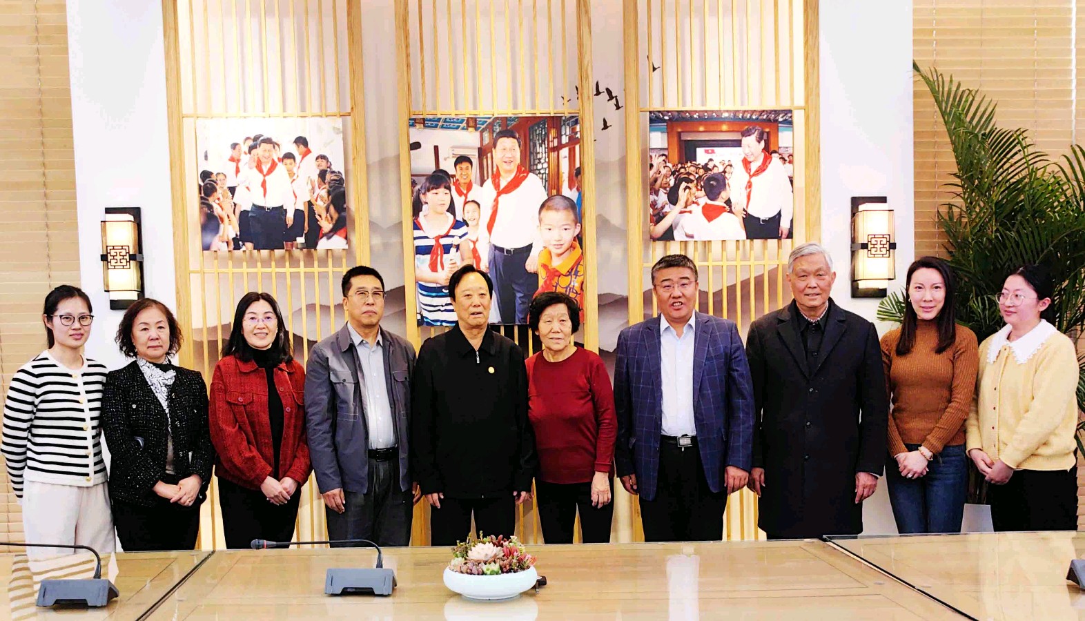 毛主席警卫尹月林到北京市海淀区民族小学讲述领袖读书的故事（图5）
