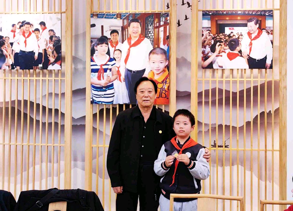 毛主席警卫尹月林到北京市海淀区民族小学讲述领袖读书的故事（图6）