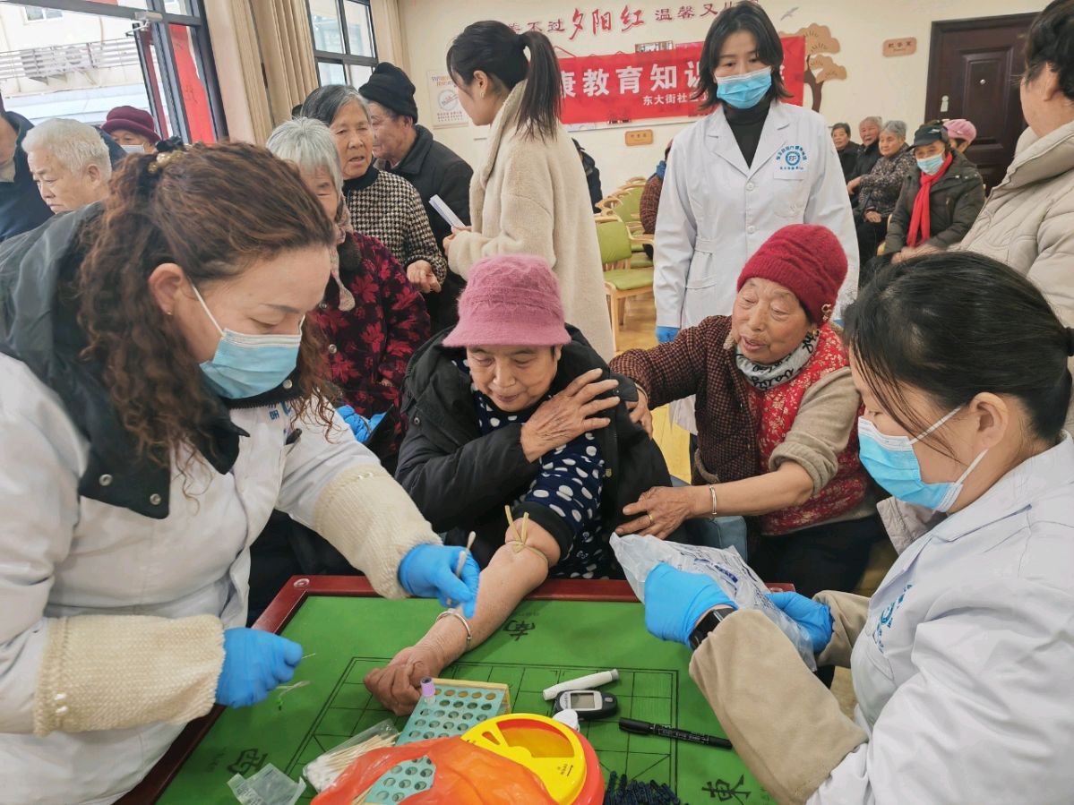 宝丰县父城街道: “雷锋精神进万家”健康义诊活动(图2)