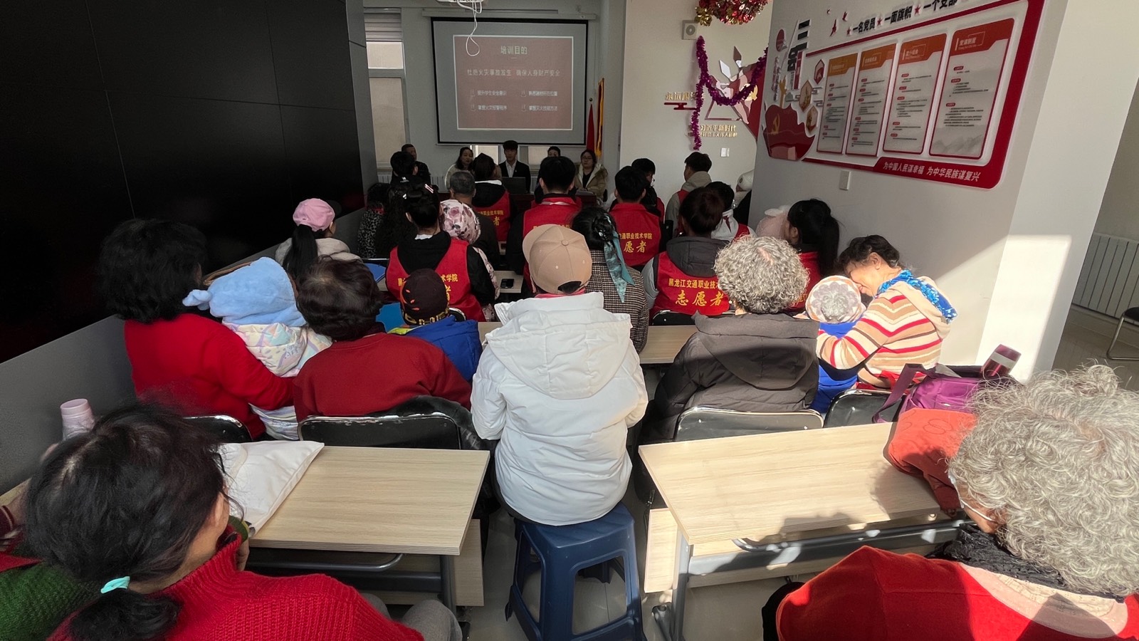 “青春心向党 雷锋伴我行”校社联动传承新时代雷锋精神宣讲活动（图2）