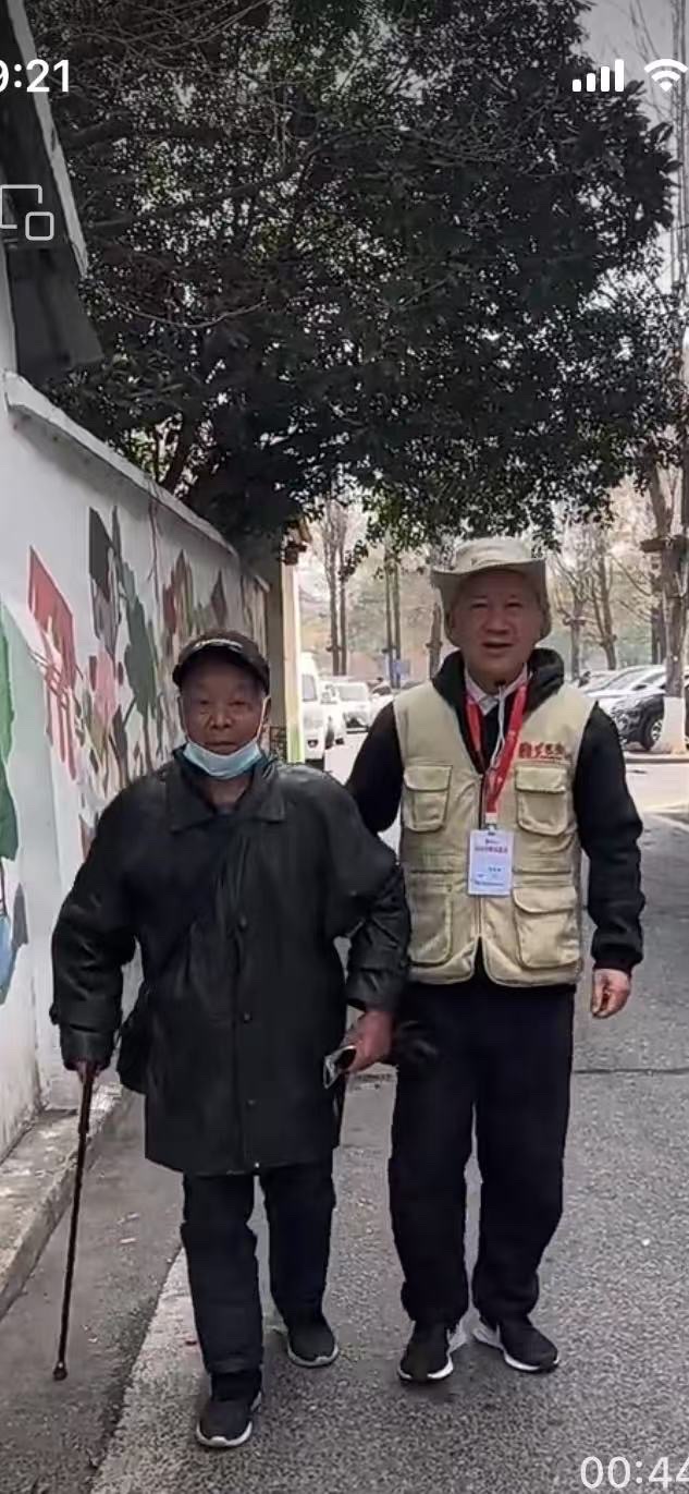 学习雷锋好榜样，志愿服务在路上：黄鹤楼志愿者搀扶86岁老人从黄鹤楼到地铁站坐地铁回家