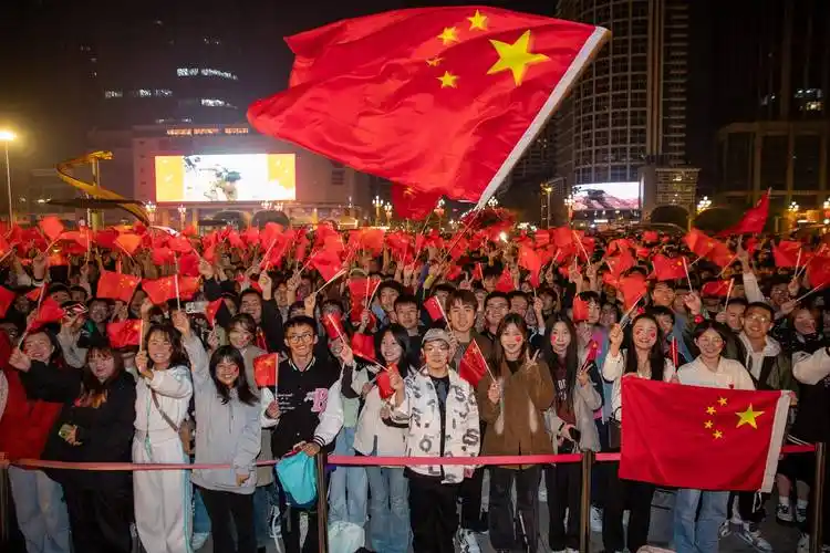 聆听 ‖ 杜丽峰朗诵《五星红旗颂》作者/徐林（图6）