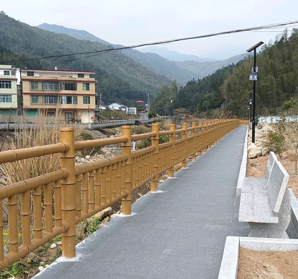 七律·河堤漫步文/吴应福