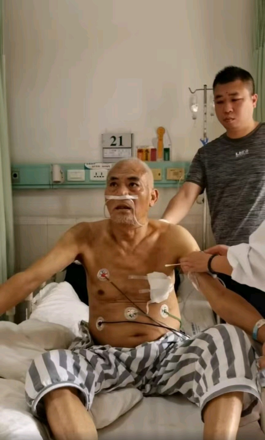 周开畅:这样的集体谁不爱？这样的师父谁不爱？谢谢吴门八雅书画院2020年9月7日，吴门八雅书画派成员，在院长吴俊彬的带领下，为周开畅和钱荣军妻子，因病住院