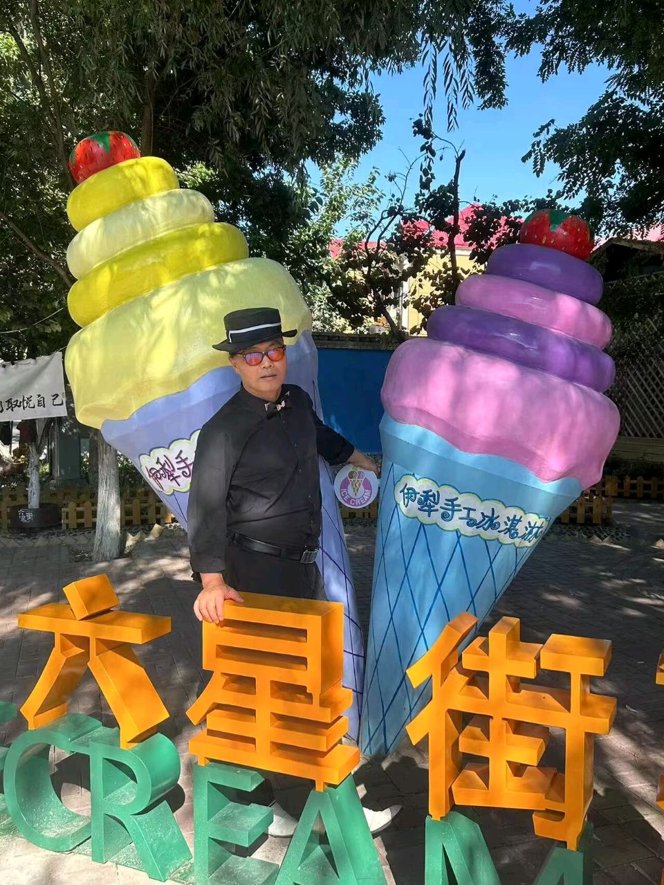 吴俊彬大师来到六星街。吴俊彬大师创立吴门八雅书画院2023-2025年连续3年被评为中国最有实力最有影响力的书画院。（图2）