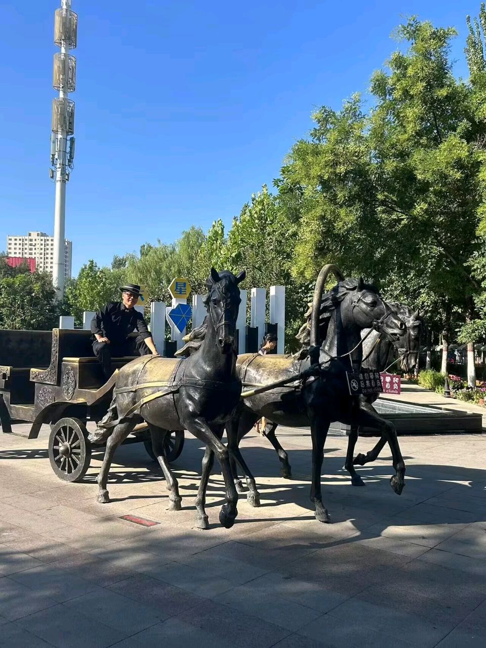 吴俊彬大师来到六星街。吴俊彬大师创立吴门八雅书画院2023-2025年连续3年被评为中国最有实力最有影响力的书画院。