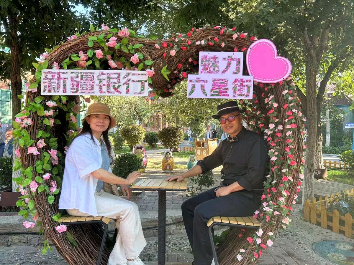 吴俊彬大师来到六星街。吴俊彬大师创立吴门八雅书画院2023-2025年连续3年被评为中国最有实力最有影响力的书画院。（图3）