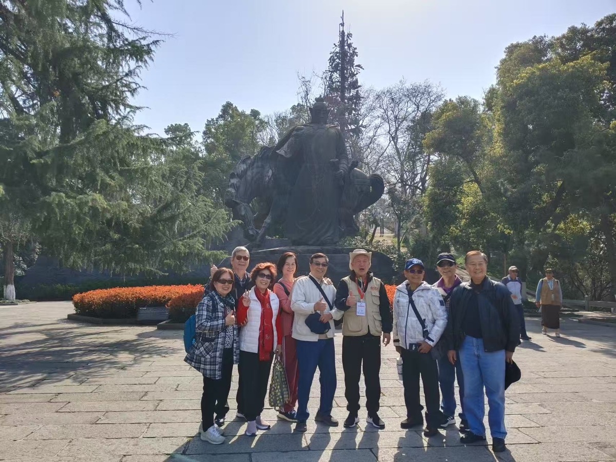 台湾同胞在黄鹤楼公园听志愿者诗词讲解，期盼海峡两岸永远一家亲！
