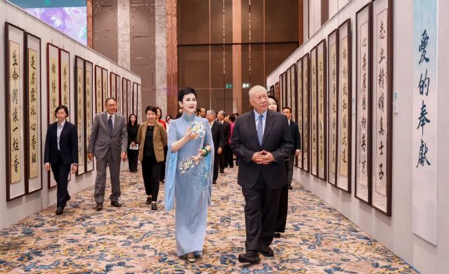 华夏文化促进会主席李小琳“爱在人间 诗琳画卷——李小琳诗书画展”在澳门举办（记者 常魁星）（图16）