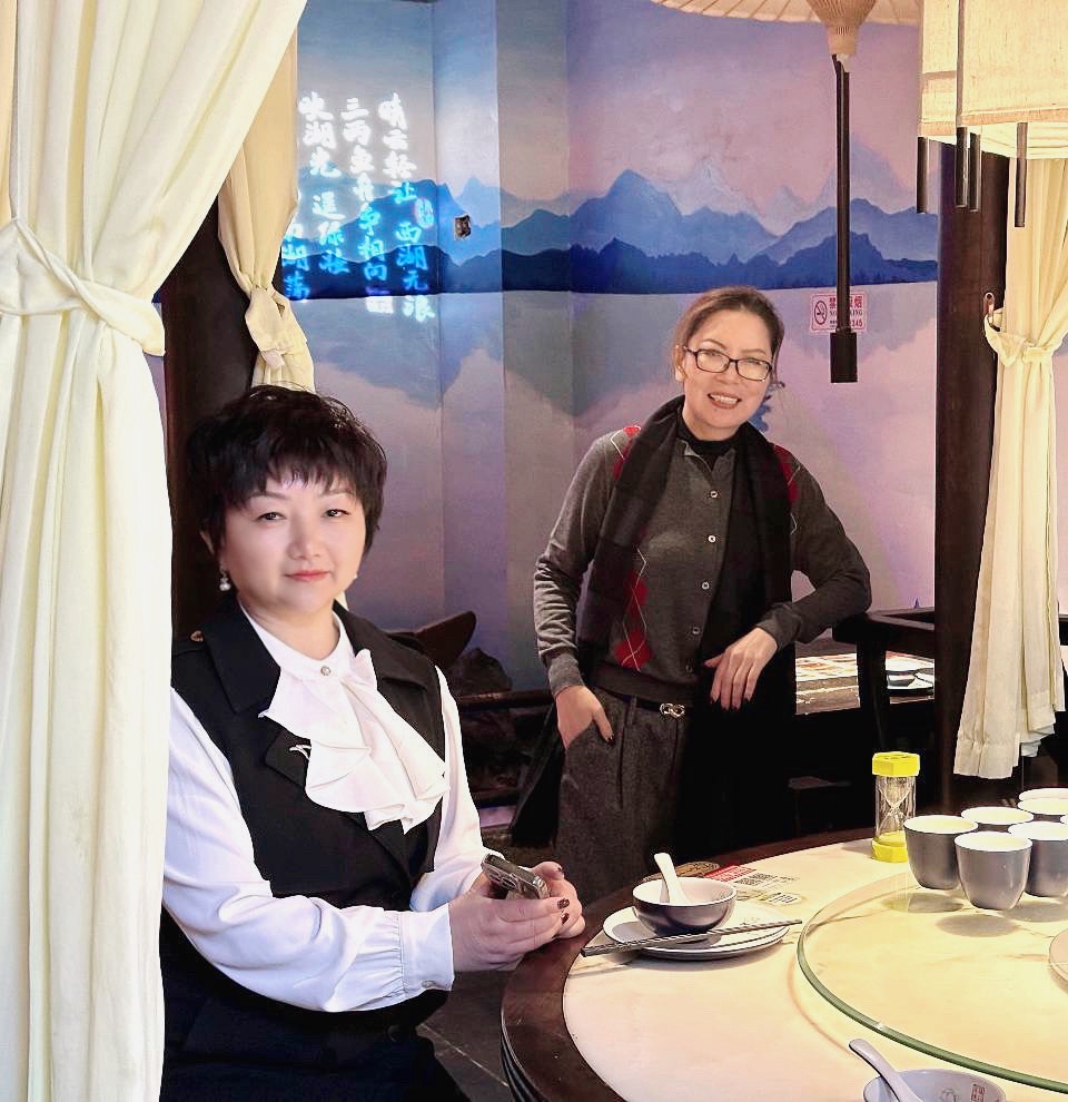 纱巾与酒杯之间——致尊敬的琬乔老师：作者||火凤凰（海外）朗诵||琬乔｜海外头条（图7）