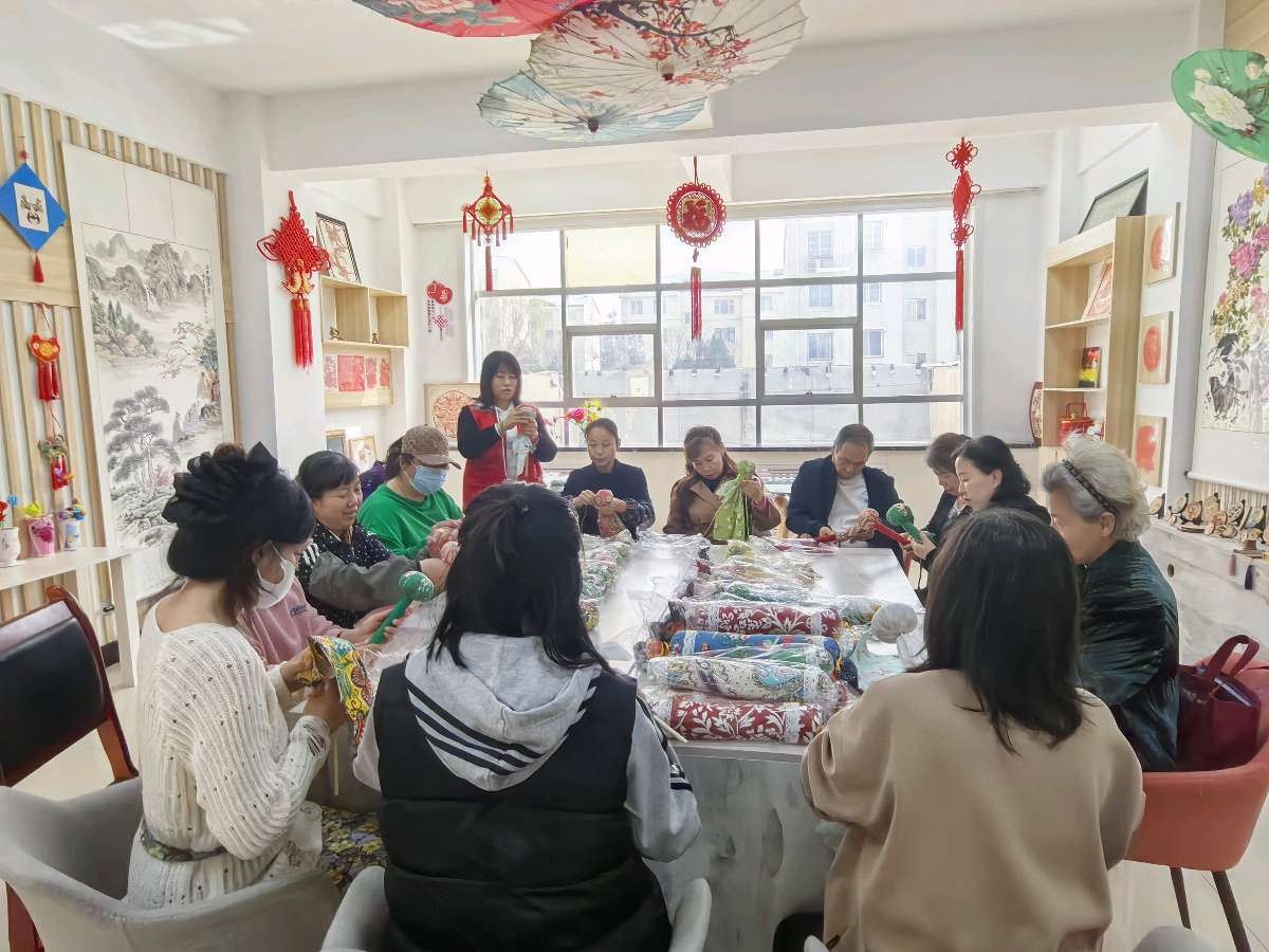 “锤间艾香绕，传承岁月长”手工制作活动在丽景社区举办